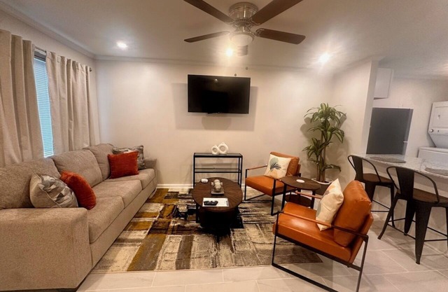 Beautiful Two Bed Room - Apt 2 - Downstairs