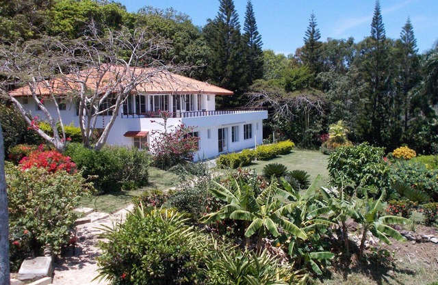 Beautiful two bedroom apartment with wonderful ocean view, fully equipped.