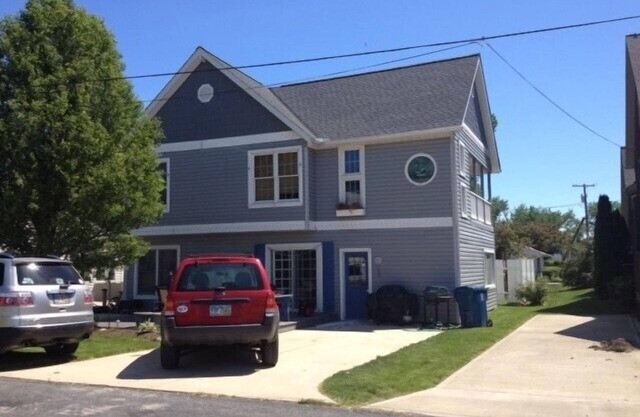 Beautiful Two Story Gem Beach Vacation Home - Walk to Beach