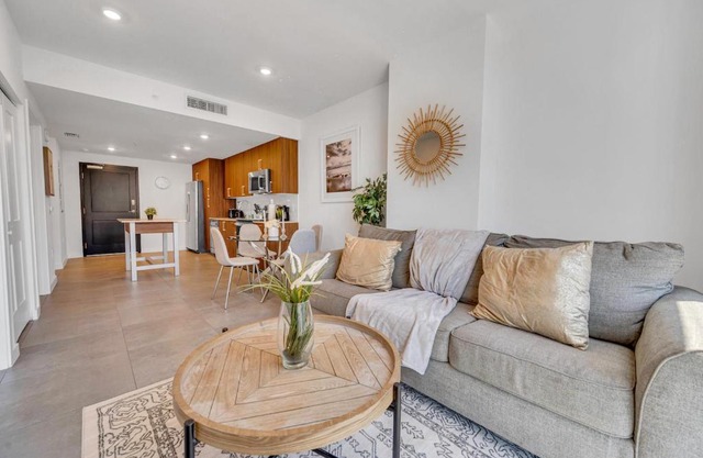 Beautiful Unit with Amazing View & Free Parking