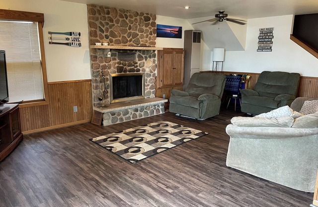 Beautiful, updated 4-bedroom cottage on Anderson Lake, with zero depth entry