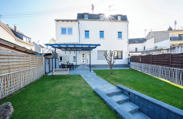 Beautiful vacation apartment directly on the Rhine, fantastic castle view in Bad Salzig