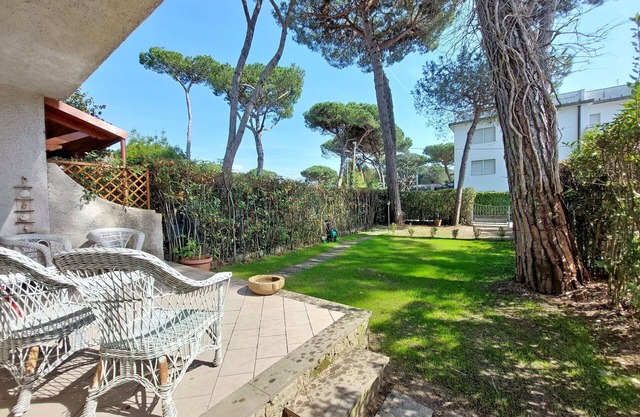Beautiful villa for 5 guests with WIFI, A/C, TV, veranda and pets allowed, close to Forte Dei M.