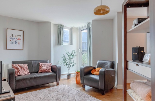 Beautiful & Vibrant 2BD Home w/Balcony - Hackney!
