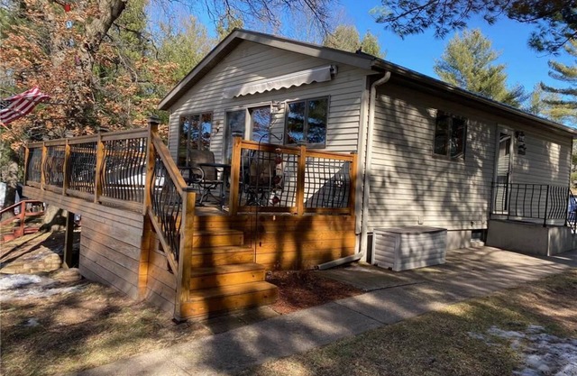 Beautiful views/Private Beach/Clean & comfortable cabin!