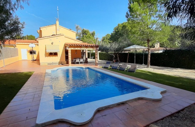 Beautiful villa with private pool, garden, for 9 people, air conditioning, wifi