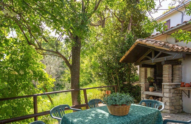 Beautiful villa for 8 guests with TV, patio, pets allowed and parking