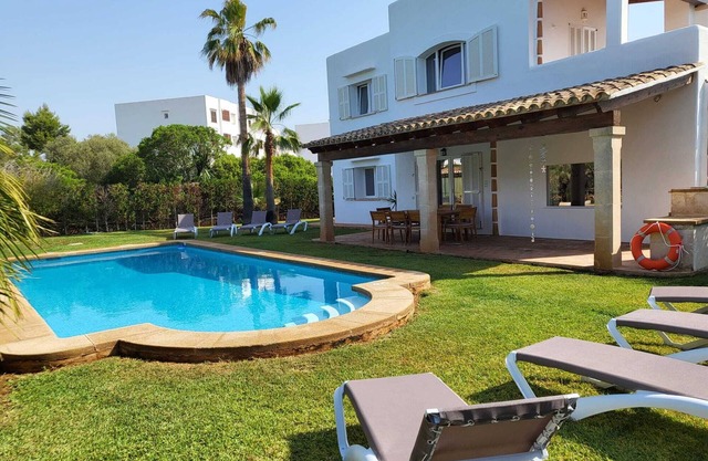 Beautiful Villa in Cala D'or with big garden, large pool and bbq for max 8 people