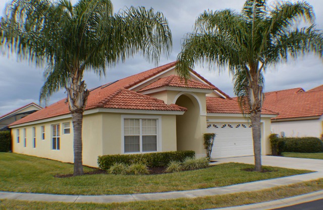 Beautiful villa in gated 5 Bdrm 4 bath private pool and spa near Disney