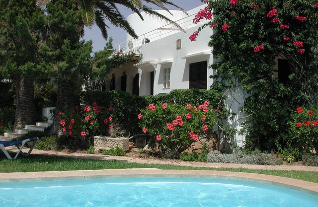 Beautiful villa in quiet area with pool, large garden, and close to the beach