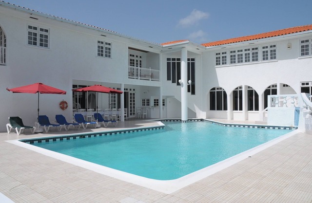 Beautiful Villa, large pool, Jacuzzi, Private Beach, Air condition, Poolside Bar