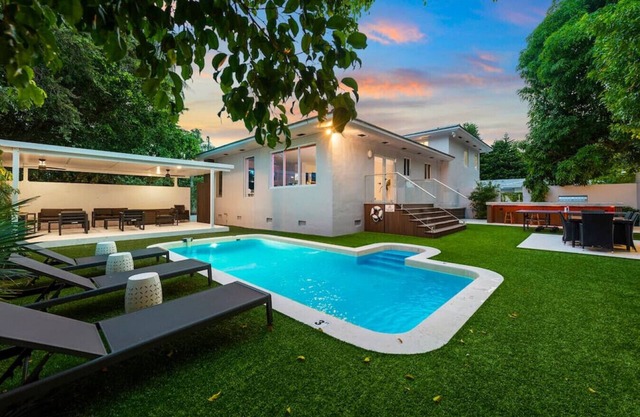 Beautiful Villa with heated pool, Fits 14 !