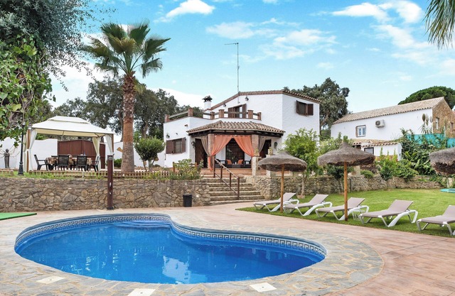 Beautiful Villa with Large Garden, Pool, Air Conditioning & Wi-Fi; Parking Available