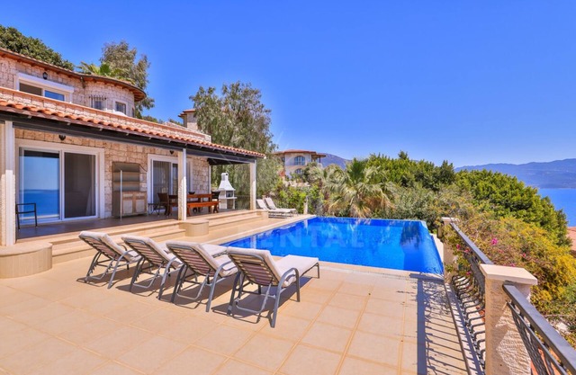Beautiful Villa with stunning views overlooking the Greek Island.