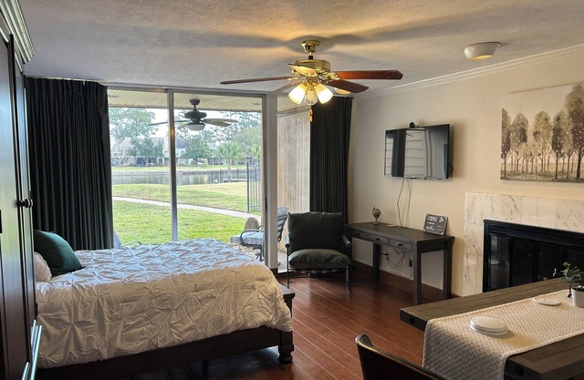 Beautiful Walden Cove, waterfront, efficiency ground floor condo.