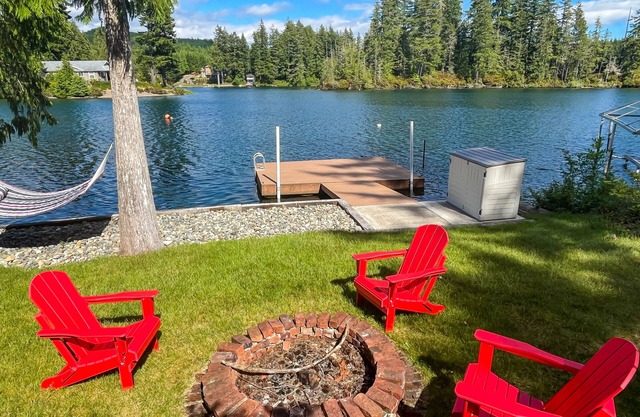 Beautiful waterfront escape with SUPs/kayaks/canoe/paddle boards w/lake access