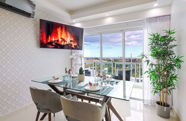 Beautiful well appointed City Center 2BD Condo, Full AC, Fast Wi-Fi, Near all.