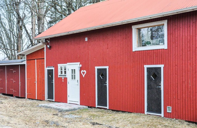 Beautiful wooden house located on a large plot and close to some activity opportunities.