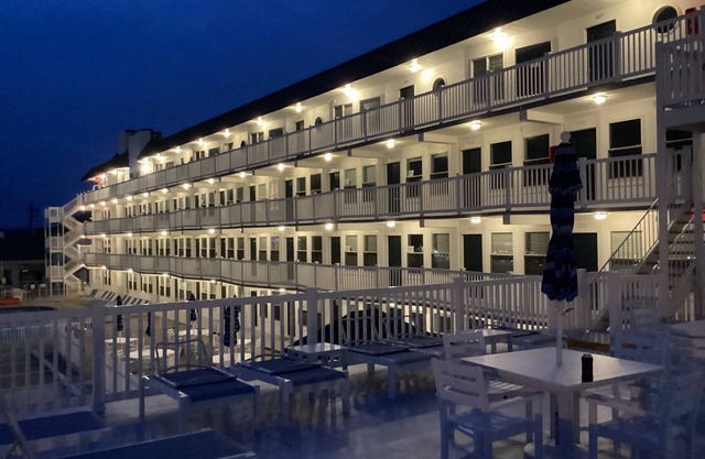 Beautiful Year Round Beach Condo 1 block to beach