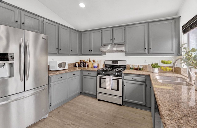 Beautifully designed Home near Magic Mountain!