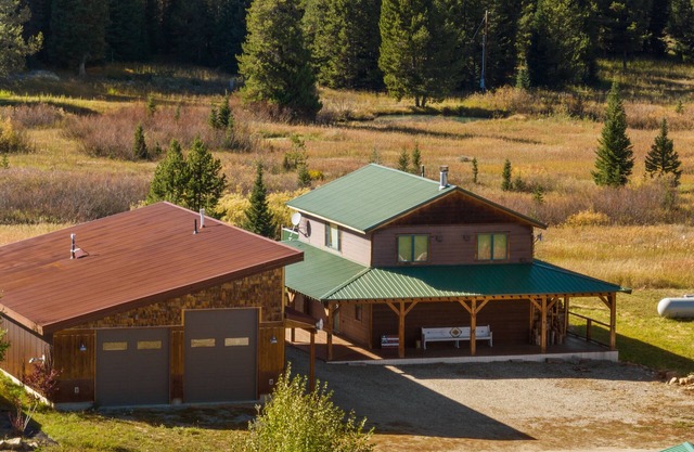 Beautifully Done Family Home Lazy Acres- The Big House at Bunkhouse