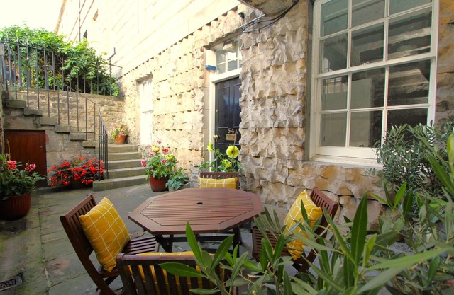 Beautifully finished 2 bedroom Georgian flat is the perfect city getaway.