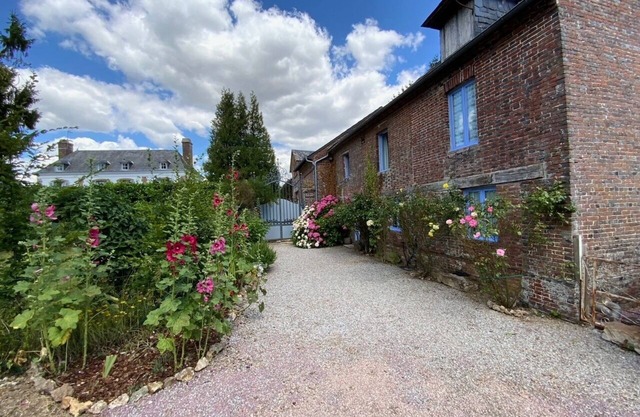 Beautifully converted detached Coach House in Normandy village