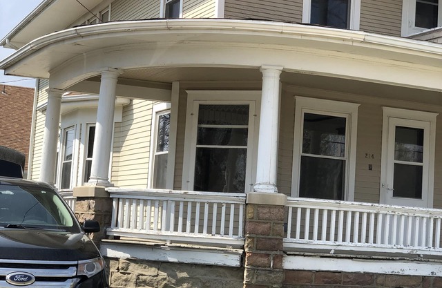 Beautifully preserved 5 bedroom home for gathering family and friends!