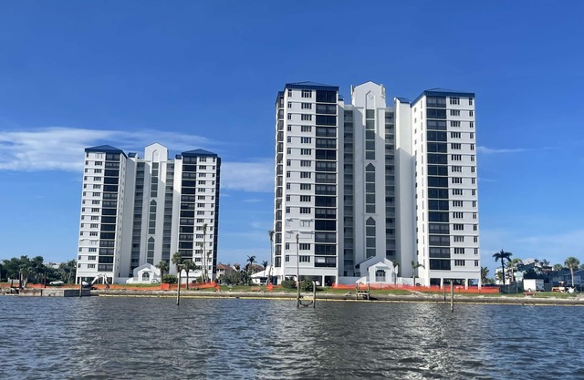 Beautifully renovated and spacious 2BR+Den condo, on the bay, near the beach!