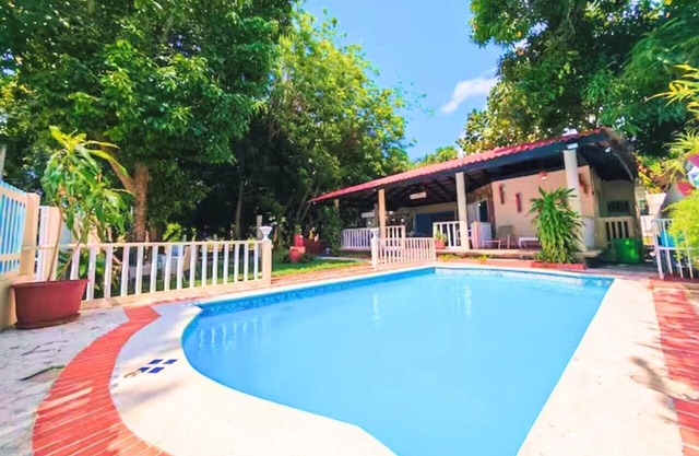 Beauty Beachfront Villa 5 rooms, with Pool, Jacuzzi, AC, Wifi, BBQ, Beach Access