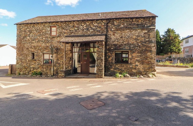 BECK EDGE, family friendly, character holiday cottage in Braithwaite