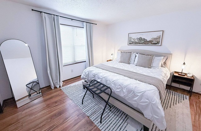 Beckwith Bungalow - Mins from Downtown & Local Favorites, Updated, Modern