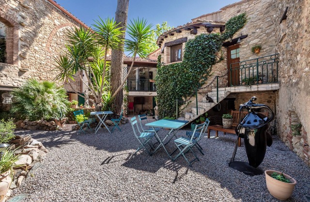 Bed and breakfast 'Oranger Chambre Double Vue Jardin' with Shared Garden, Wi-Fi and Air Conditioning