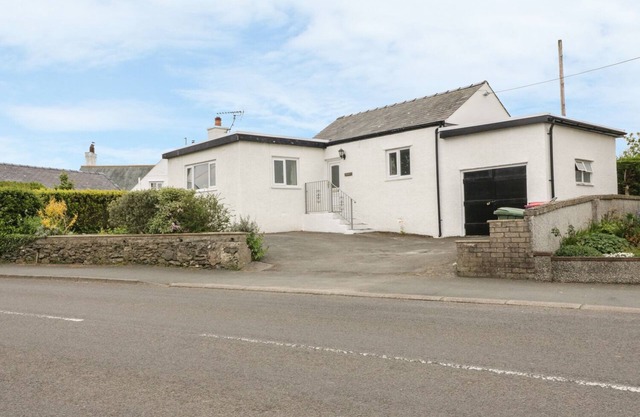 BEDLINOG, pet friendly, with a garden in Amlwch