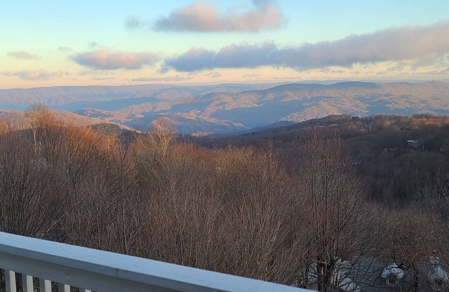 Beech Mountain 4 BR with Amazing Long-range Views. Spacious house. Pet friendly.