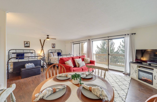 Beech Mountain Studio w/Balcony < 1 Mi to Skiing!