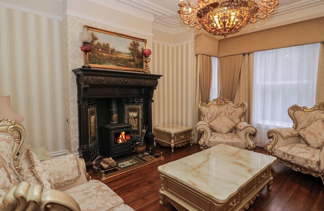 BEECHGROVE MANOR, pet friendly, with hot tub in Workington