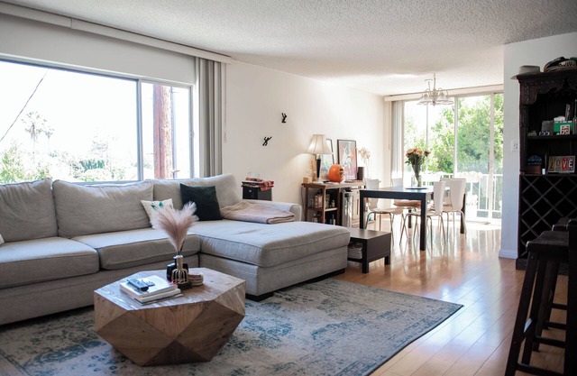 Bel Air & Beverly Hills - Charming & Bright/Top Floor Apartment: 2 Bed & 2 Bath