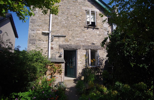 BELA COTTAGE, pet friendly, with open fire in Milnthorpe