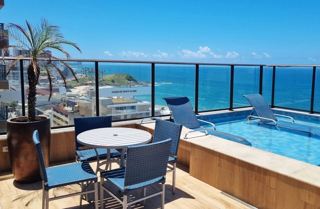 Belo apt Próximo ao Farol da Barra com Piscina no Terraço