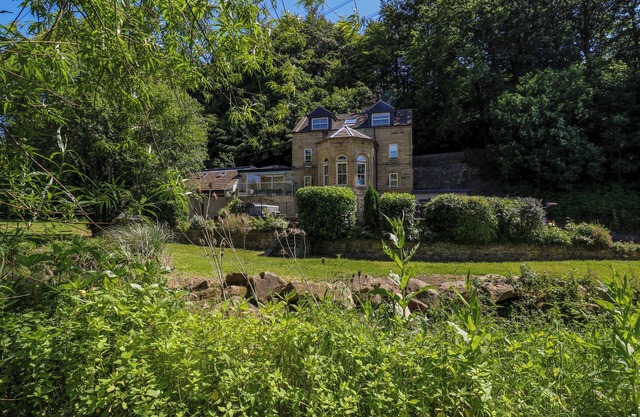 BELVEDERE FARM, pet friendly, with hot tub in Hipperholme
