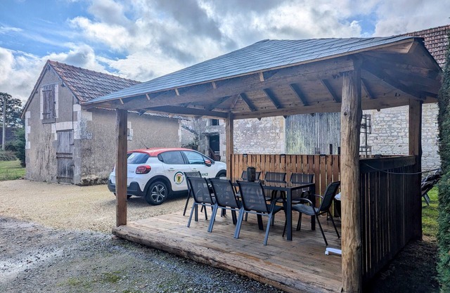 Berry cottage: covered terrace, ping-pong, near Beauval Zoo and Valençay Castle