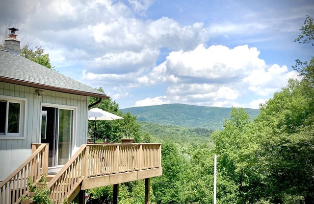Berushka Cottage: Hike, Swim, Amazing Mountain Views, WFH