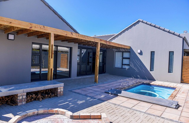 Bessie on Vondeling - Relax in Style at Bessie, Langebaan's Coziest Holiday Home