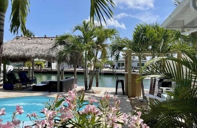 Best 2/2 in KCB. Private Pool/Private Dock/Lush backyard/Tiki & Outdoor Bar.