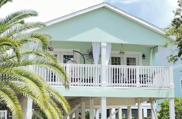 Best Beach Cottage Deal! 1block to beach access-Walk to shops/dining/bar