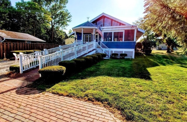 Best Downtown Location- Large, Beautiful!- The Queen Elizabeth House