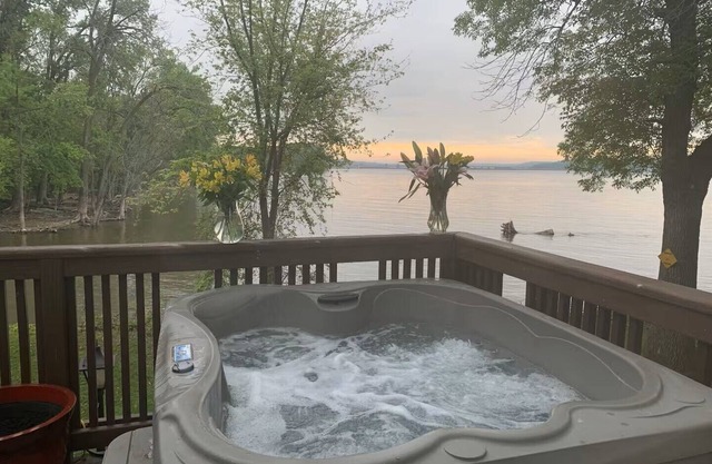 Best in QC! AweSpired Riverfront Retreat – Hot Tub, Fireplaces & Stunning Views!