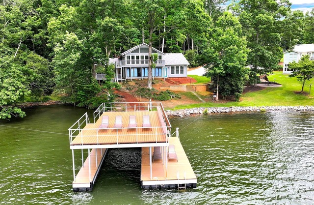 Best Lake Lanier Cove! Great lake views. Huge covered deck. Easy walk to dock