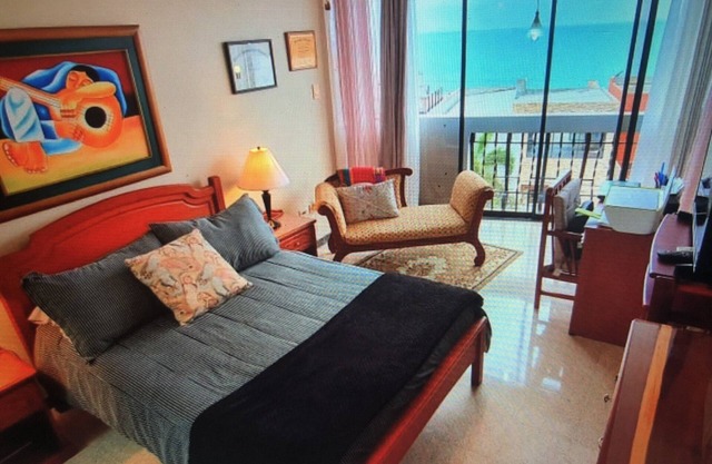 Best location in Salinas, beachfront location near to bars and restaurants.